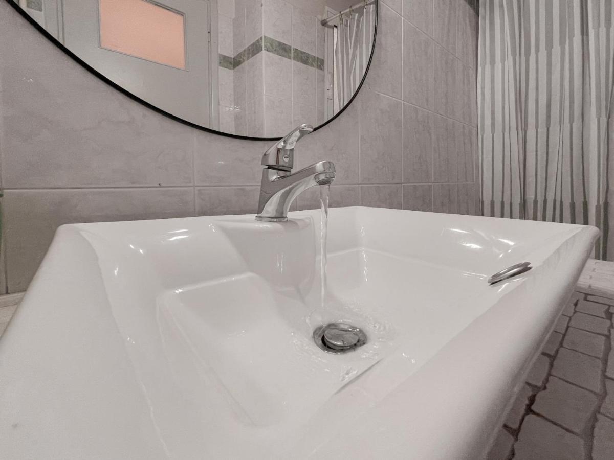 Cute 1Br Apt With Balcony In The Heart Of The City เอเธนส์ ภายนอก รูปภาพ